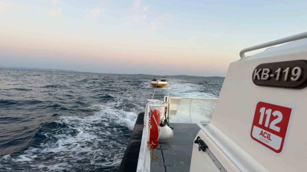 &Ccedil;anakkale Boğazı&rsquo;nda i&ccedil;inde 7 kişinin bulunduğu s&uuml;r&uuml;klenen tekne kurtarıldı
