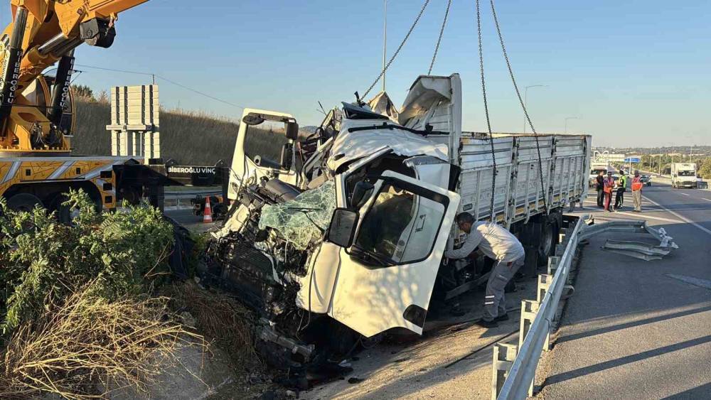 &Ccedil;anakkale&rsquo;de kamyon bariyerlere ok gibi saplandı: 2 &ouml;l&uuml;
