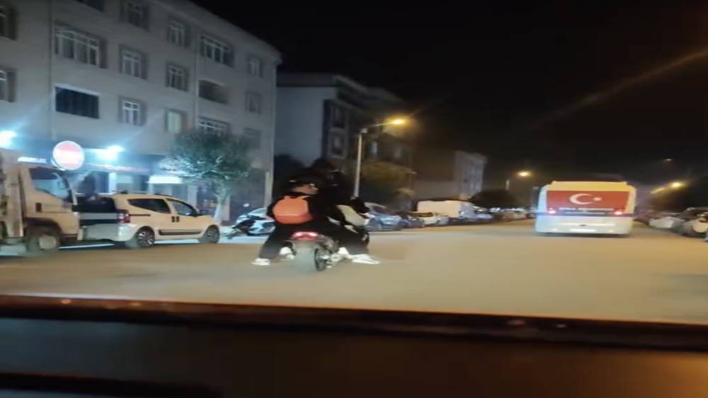 Çanakkale’de motosiklete binen 5 genç adeta ölümle dans etti
