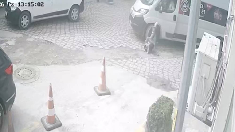 Ayağı minib&uuml;s&uuml;n altında kalan yayanın g&ouml;r&uuml;nt&uuml;leri g&uuml;venlik kamerasına yansıdı
