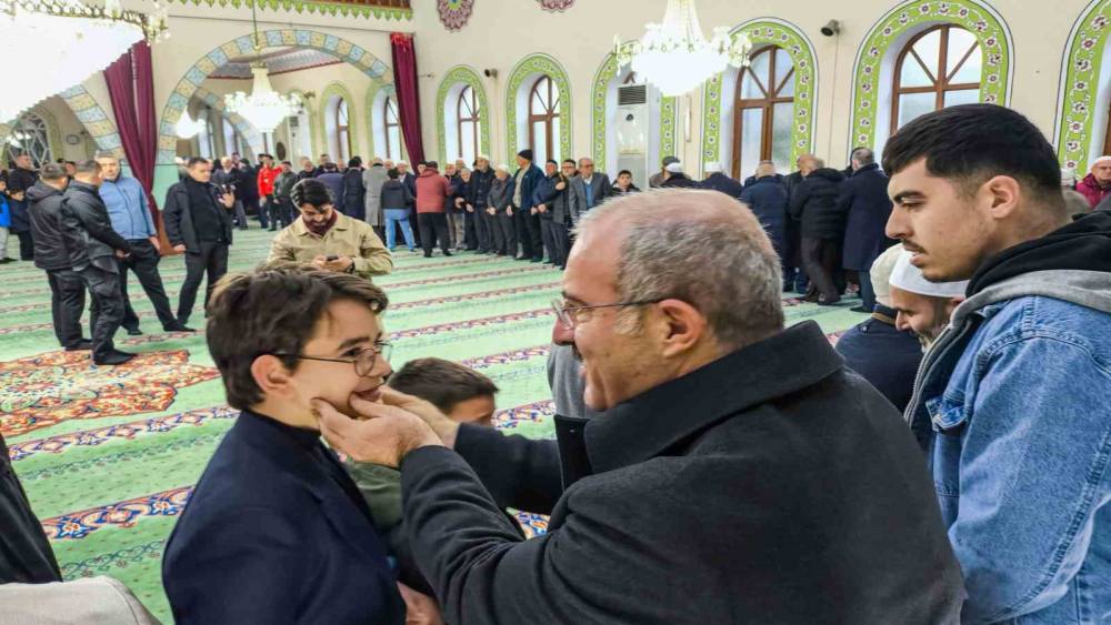 Vali Toraman, namaz sonrası vatandaşlarla bayramlaştı
