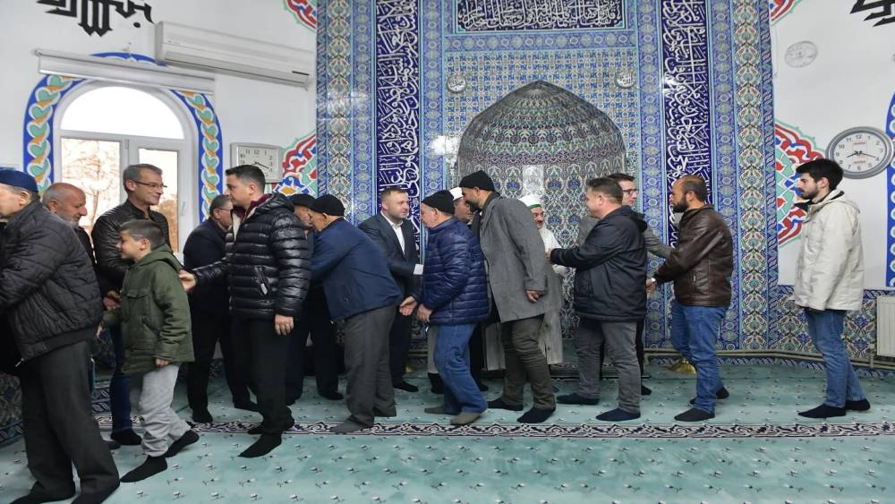 Ezine&rsquo;de namaz sonrası bayramlaşma
