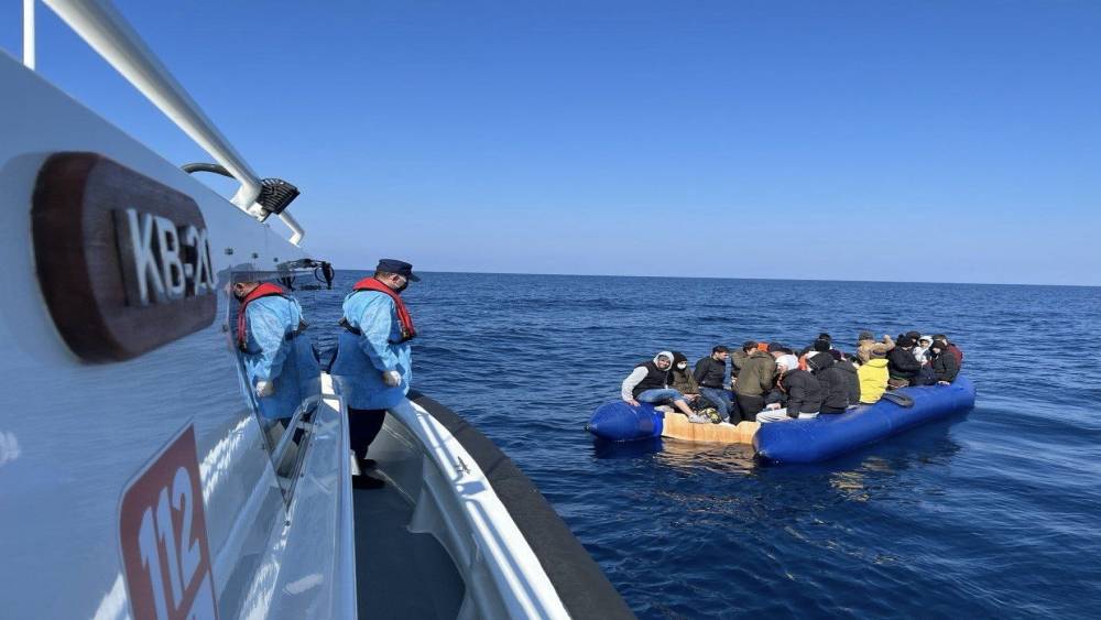 Yunan unsurlarınca ölüme terk edilen 17’si çocuk 40 kaçak göçmen kurtarıldı
