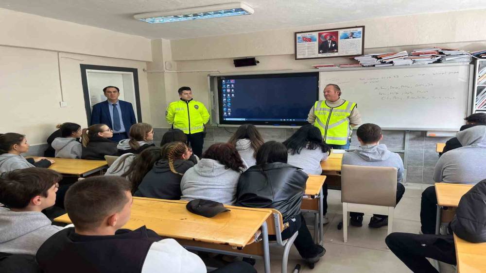 &Ccedil;an Emniyeti&rsquo;nden 442 &ouml;ğrenciye g&uuml;venli s&uuml;r&uuml;ş eğitimi
