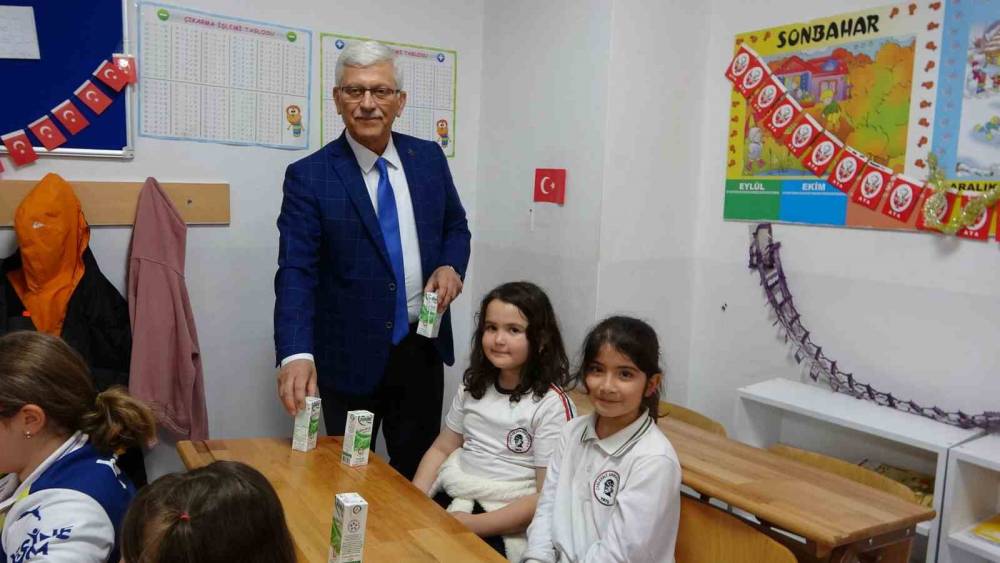 &Ccedil;anakkale&rsquo;de &ouml;ğrencilere &uuml;cretsiz s&uuml;t ikramı
