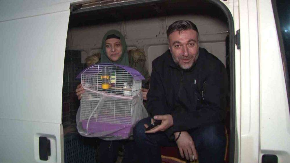 Depremin ardından kimisi çadırda, kimisi kamyonet kasasında geceyi geçiriyor
