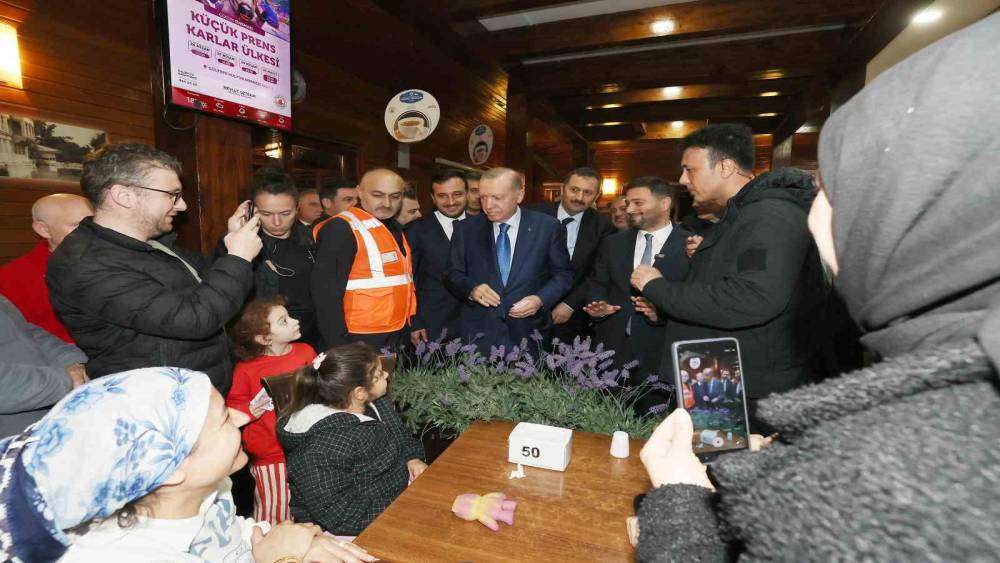 Cumhurbaşkanı Erdoğan’dan geceyi dışarda geçiren vatandaşları ziyaret
