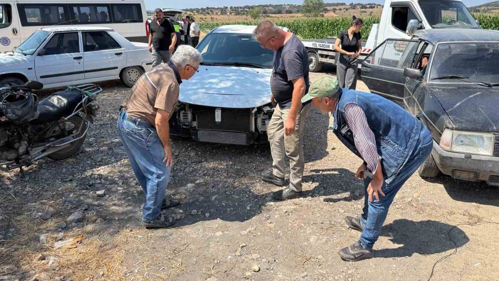 &Ccedil;an&rsquo;da iki otomobil &ccedil;arpıştı: S&uuml;r&uuml;c&uuml;ler kazayı yara almadan atlattı
