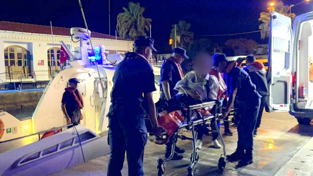 &Ccedil;anakkale&rsquo;de beyin kanaması riski nedeniyle hasta Sahil G&uuml;venlik botuyla tahliye edildi
