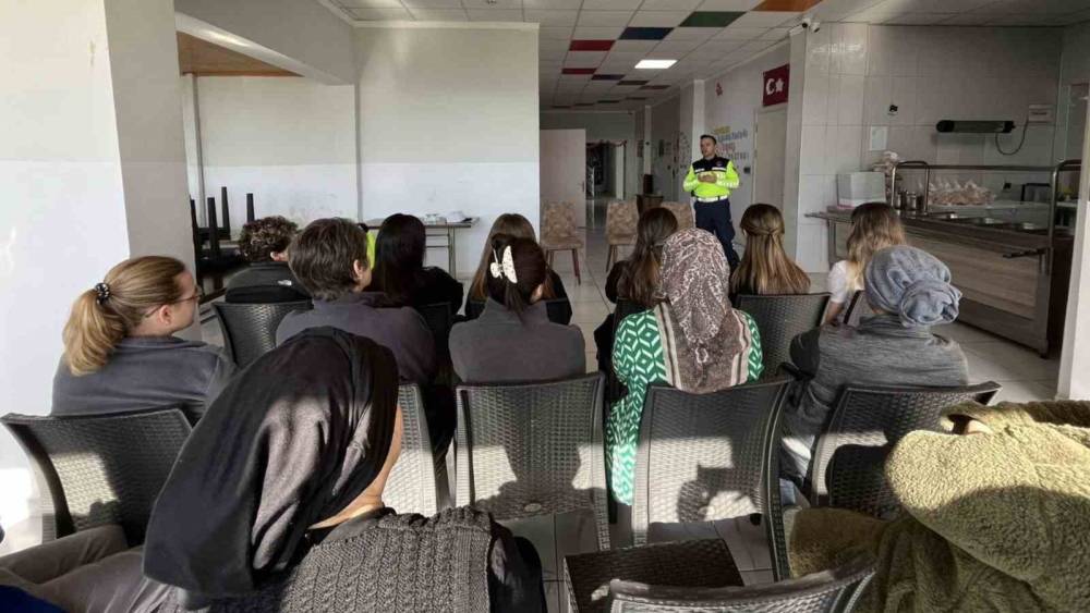 Karabiga &Ouml;zel Engelli Yaşam Merkezinde &ccedil;alışan kadınlara jandarma ekiplerinden &ccedil;eşitli bilgilendirmeler
