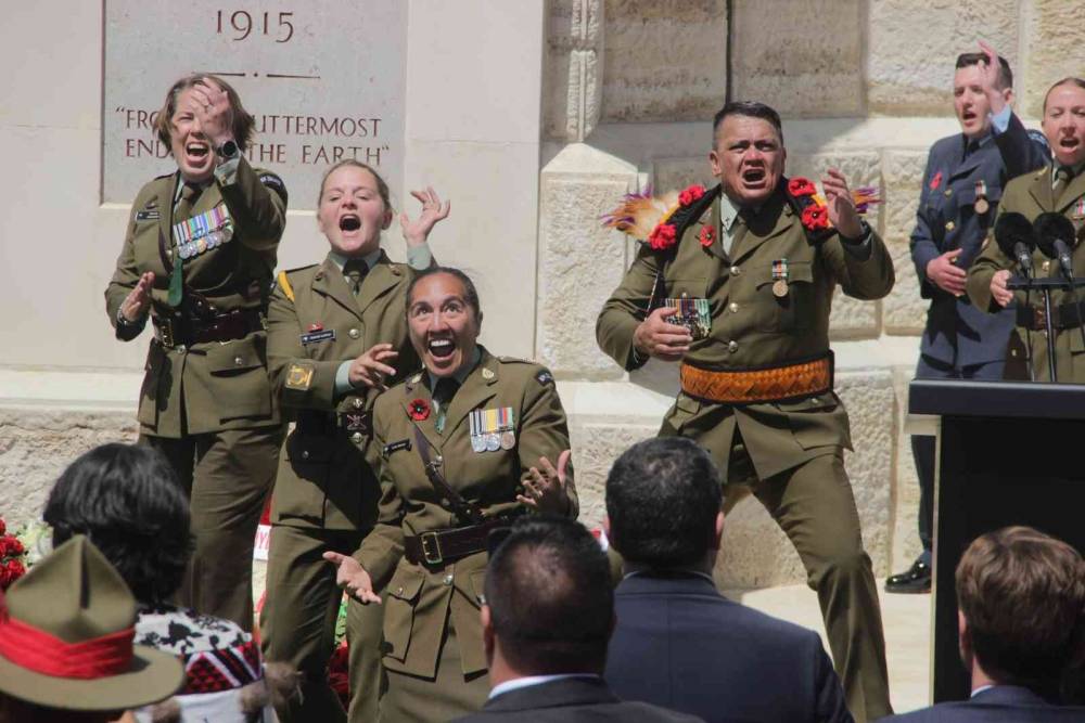Yeni Zelanda askerleri atalarını ’haka’ dansıyla andı
