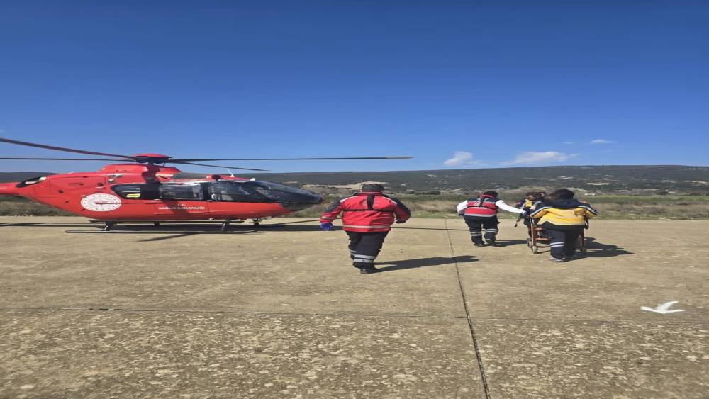 G&ouml;k&ccedil;eada&rsquo;da rahatsızlanan hasta helikopter ambulansla &Ccedil;anakkale&rsquo;ye sevk edildi
