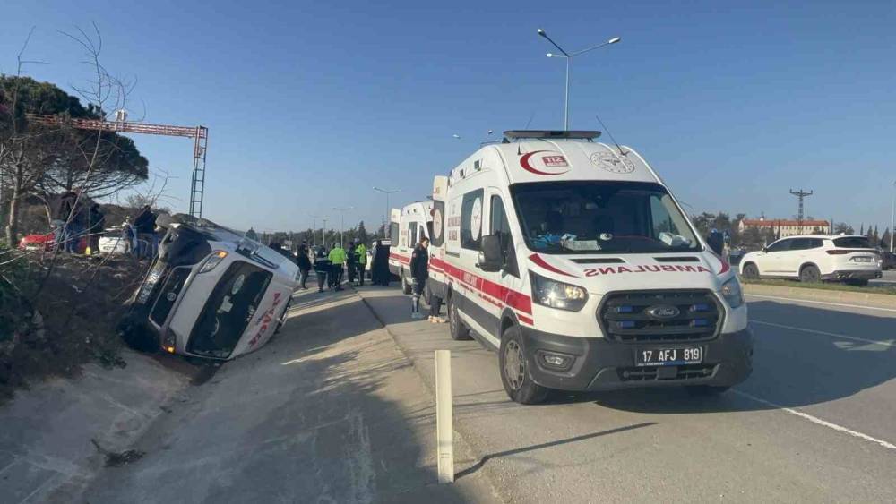 &Ccedil;anakkale&rsquo;de yolcu minib&uuml;s&uuml; devrildi: 8 yaralı