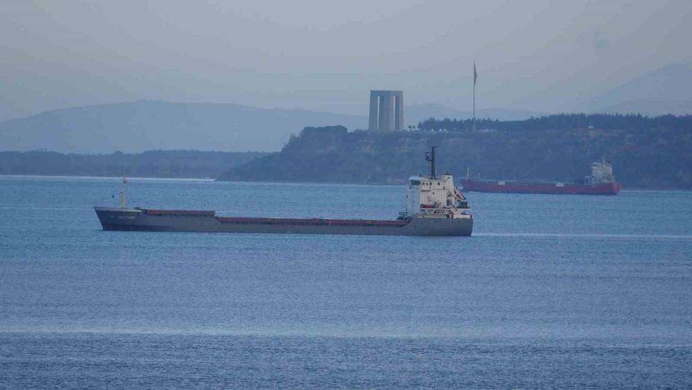 Çanakkale Boğazı’nda makine dairesinde yangın çıkan gemi Karanlık Liman’a demirletildi
