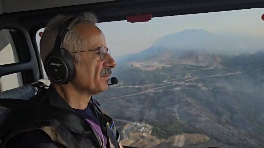 Bakan Uraloğlu, helikopterle yangın bölgesini havadan inceledi
