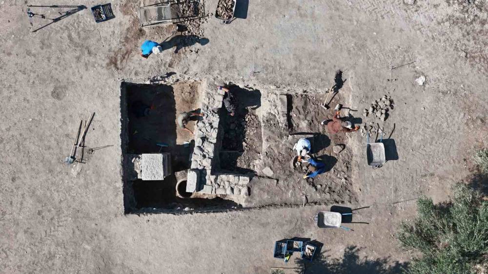 Bin 500 yıllık dibek ve bin 300 yıllık depo k&uuml;pleri bulundu
