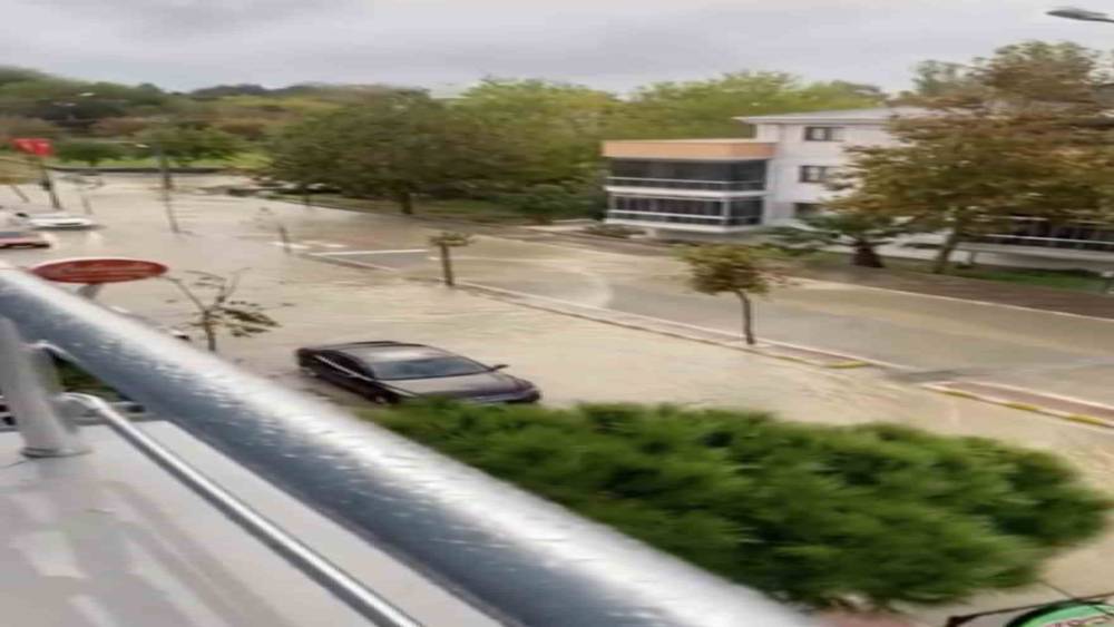 Çanakkale’de sağanak yağışta sokaklar sular altında kaldı
