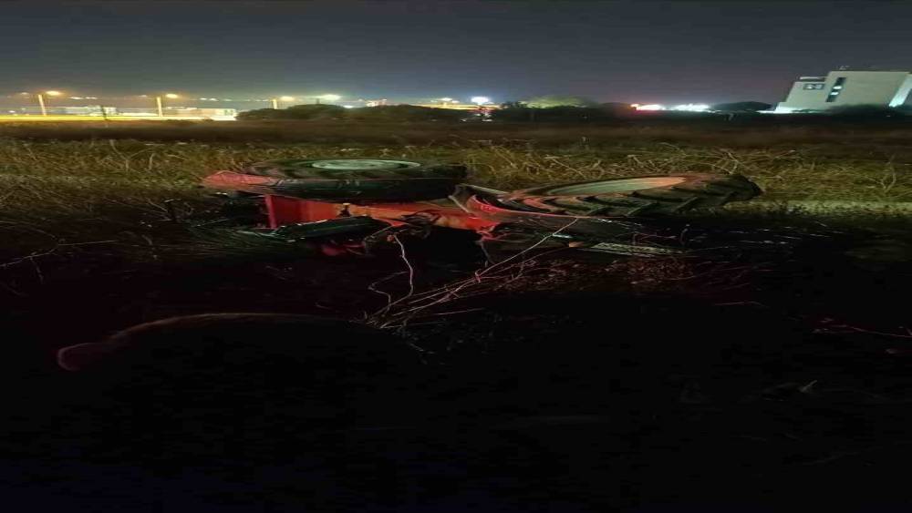Lapseki&rsquo;de devrilen trakt&ouml;r&uuml;n s&uuml;r&uuml;c&uuml;s&uuml; hayatını kaybetti
