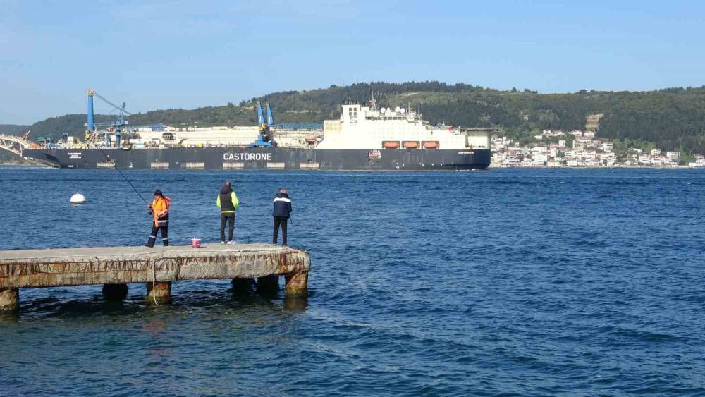 Derin denizlerde boru d&ouml;şeme gemisi &rsquo;Castorone&rsquo;, &Ccedil;anakkale Boğazı&rsquo;ndan ge&ccedil;ti
