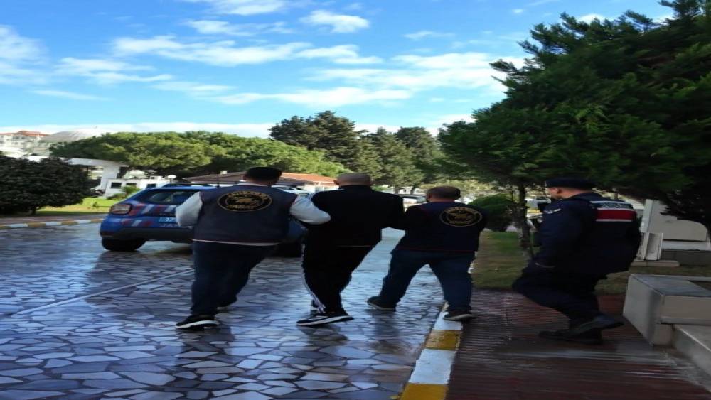 &Ccedil;anakkale&rsquo;de 15 yıl hapis cezası ile aranan şahıs saklandığı evde yakalandı
