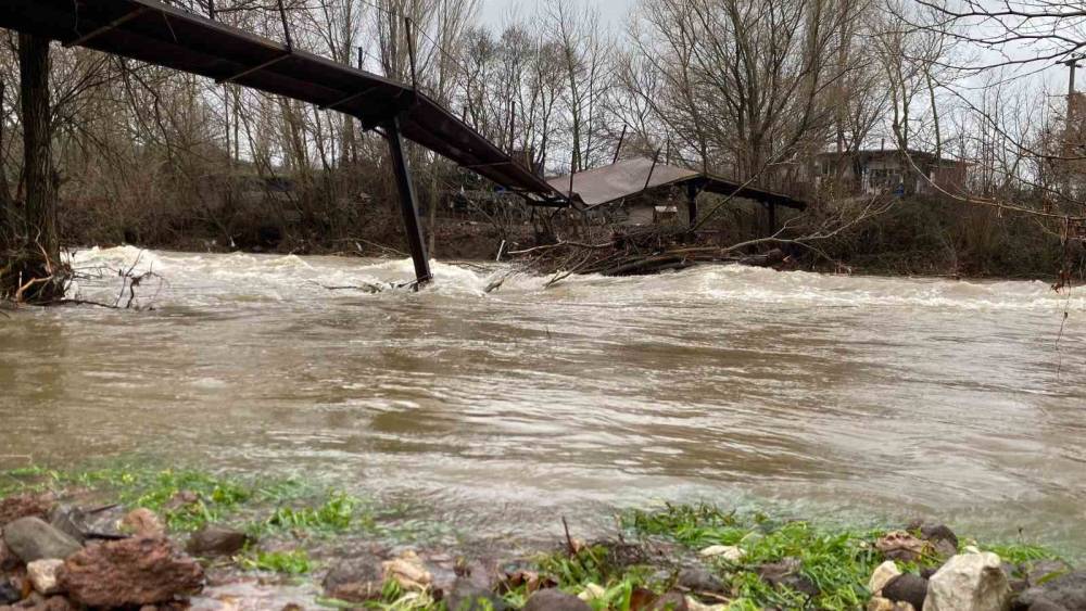 Ayvacık&rsquo;ta şiddetli yağış: &Ccedil;ay ve dere taştı, yollar ve tarım arazileri sular altında kaldı
