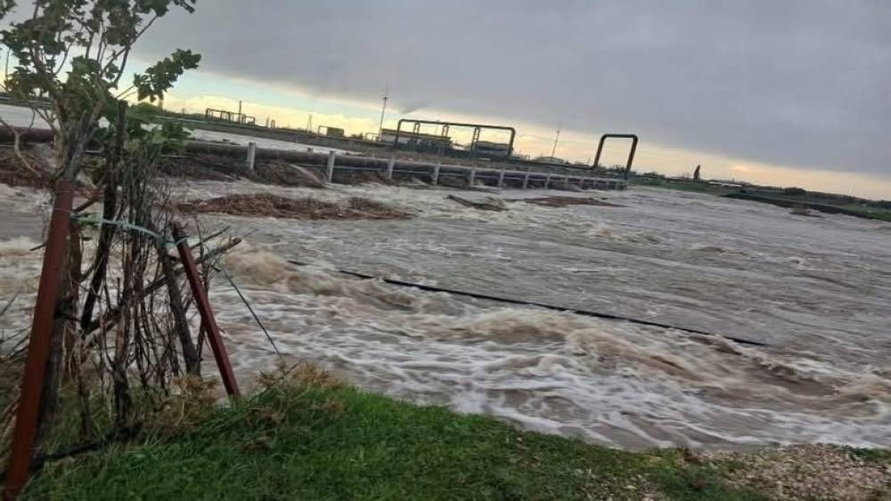Ayvacık’ta aşırı yağış nedeniyle Tuzla Çayı taştı, tarım arazileri sular altında kaldı
