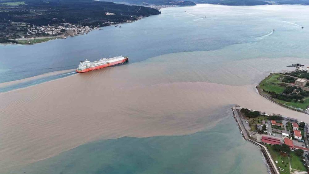 &Ccedil;anakkale Boğazı&rsquo;nın rengi değişti; Avrupa Yakası mavi olarak kaldı
