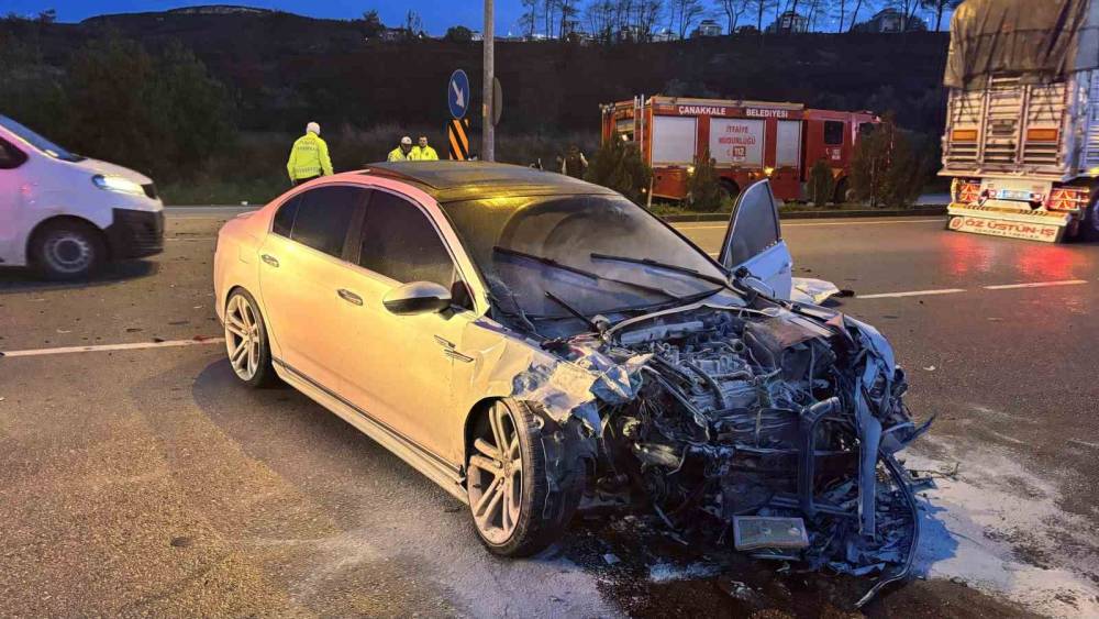 &Ccedil;anakkale&rsquo;de iki otomobil &ccedil;arpıştı: 5 kişi yaralandı