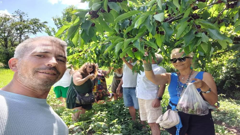Çanakkale’yi turistlere tanıtmak için bahçelerinden meyve ikram ediyor
