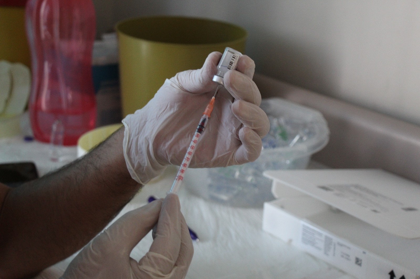 Yaş sınırı düşüyor, vatandaşlar korona virüs aşısı olmak için sıraya giriyor
