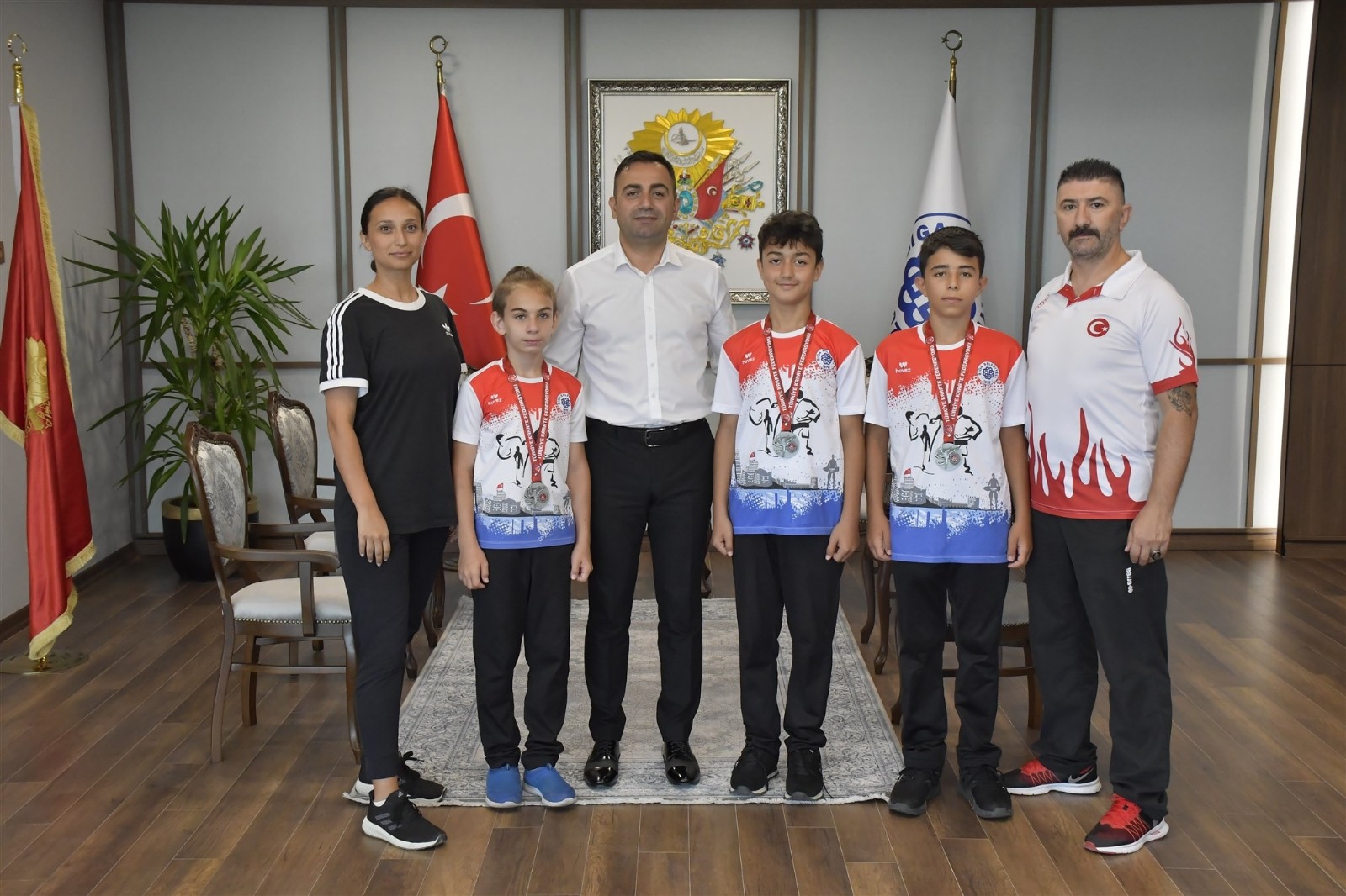 Şampiyon karateciler mutluluğunu Başkan Erdoğan’la paylaştı
