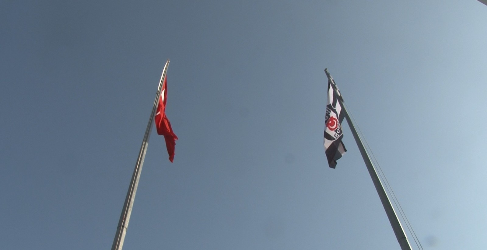 Beşiktaş’ın şampiyonluk bayrağı Şampiyonluk Anıtı’na çekildi
