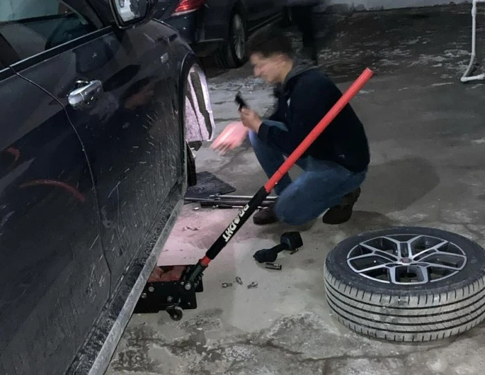 Ayvacık&rsquo;ta otomobilde sıkışan kedi kurtarıldı