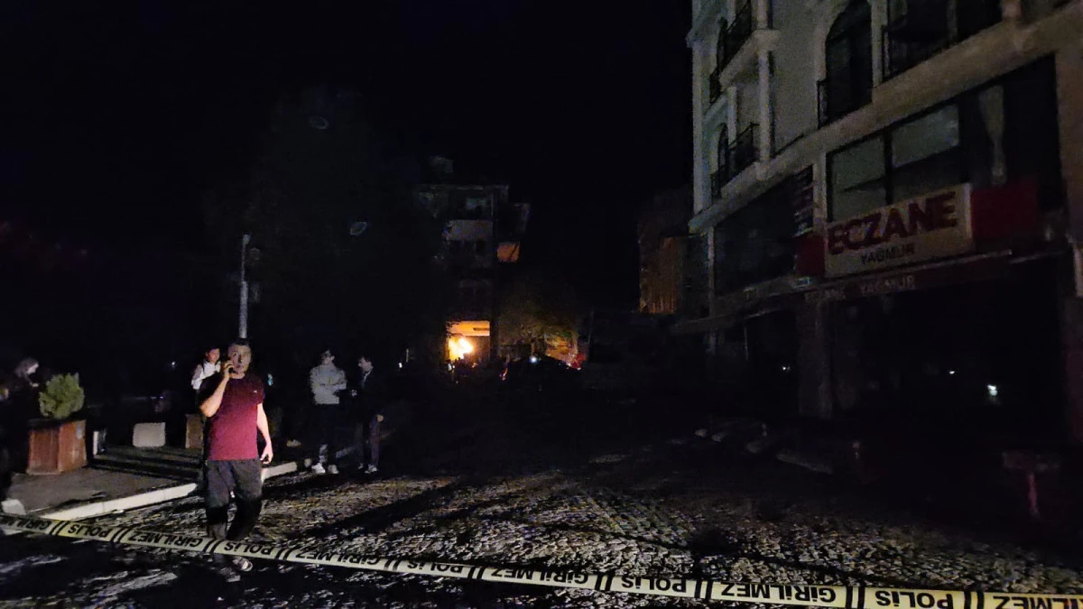 Balıkesir Sındırgı’da 6.1’lik depremde üç bina yıkıldığı öğrenildi