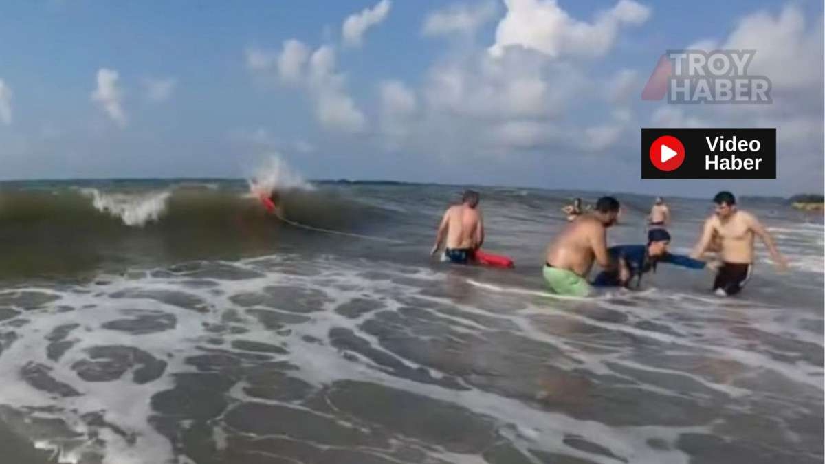 Boğulma tehlikesi geçiren anne ve oğlunun kurtarılma anı kamerada