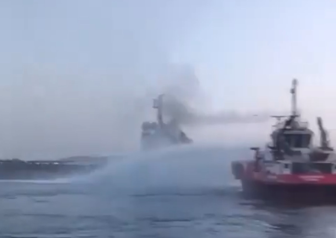 Çanakkale boğazında gemi yangını 
