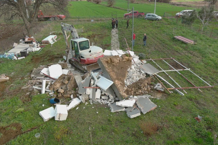 &Ccedil;anakkale&rsquo;de 10 ka&ccedil;ak yapı yıkıldı