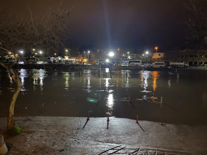 &Ccedil;anakkale&rsquo;de &ccedil;ay taştı: Otopark sular altında kaldı