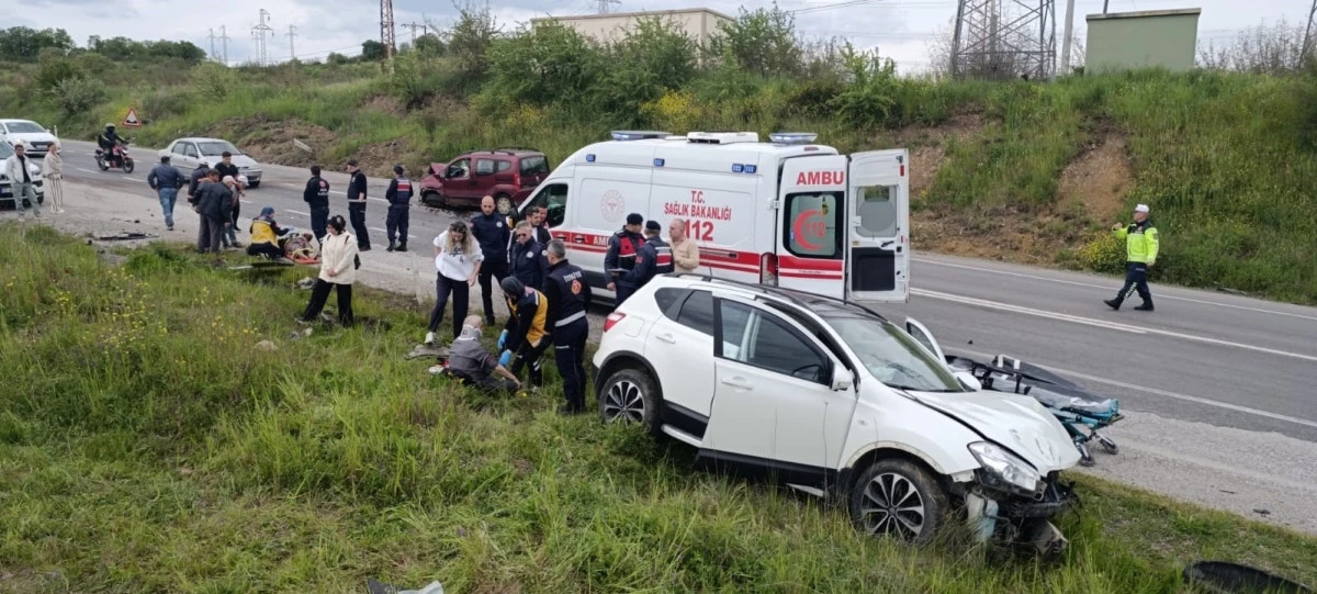 &Ccedil;anakkale'de iki otomobil &ccedil;arpıştı: 4 kişi yaralandı
