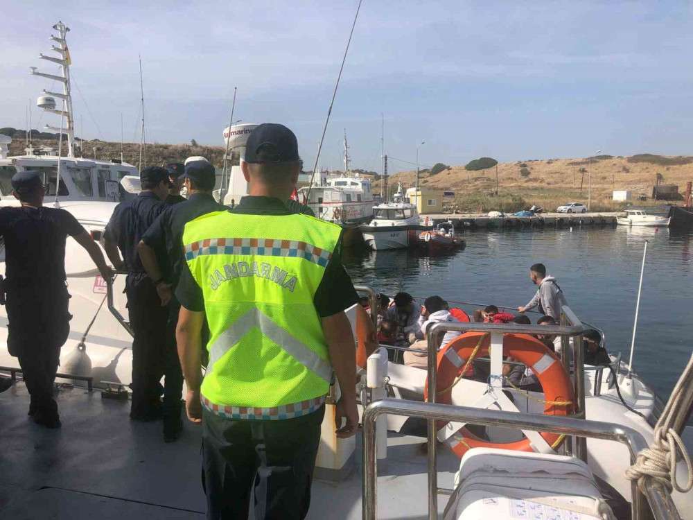 Çanakkale'de Kaçak Göçmen Operasyonu, 25 Göçmen Kurtarıldı