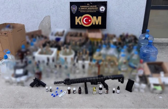 Çanakkale’de kaçakçılıkla mücadele operasyonu, çok sayıda sahte alkol ve kaçak silah yakalandı
