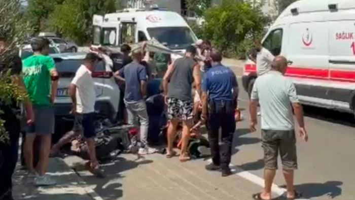 &Ccedil;anakkale&rsquo;de park halindeki otomobile &ccedil;arpan motosikletteki 2 kişi hayatını kaybetti
