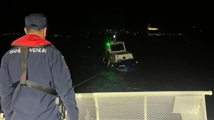 &Ccedil;anakkale&rsquo;de s&uuml;r&uuml;klenen teknedeki 3 kişi kurtarıldı