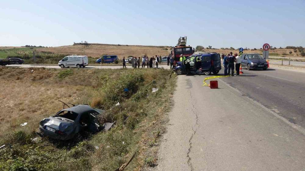 Çanakkale'de Trafik Kazası; 2 Ölü, 5 Yaralı