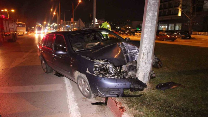 Çan’da elektrik direğine çarpan otomobil sürücüsü yaralandı