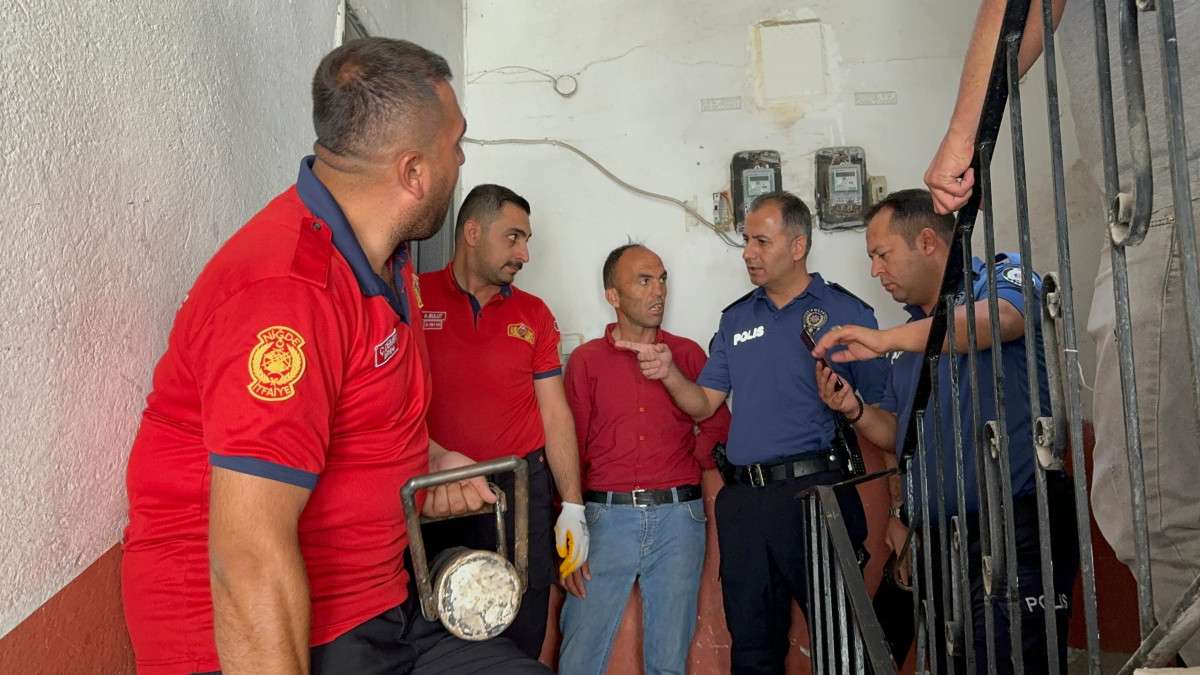 Ekipler alarma geçti, kapı koç başıyla açıldı.. Hayatlarından endişe edilen 3 arkadaşın balkonda uyudukları anlaşıldı