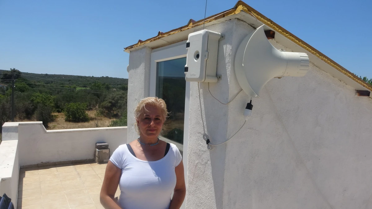 Ezan sesini duyabilmek için köydeki evinin çatısına sistem kurdu