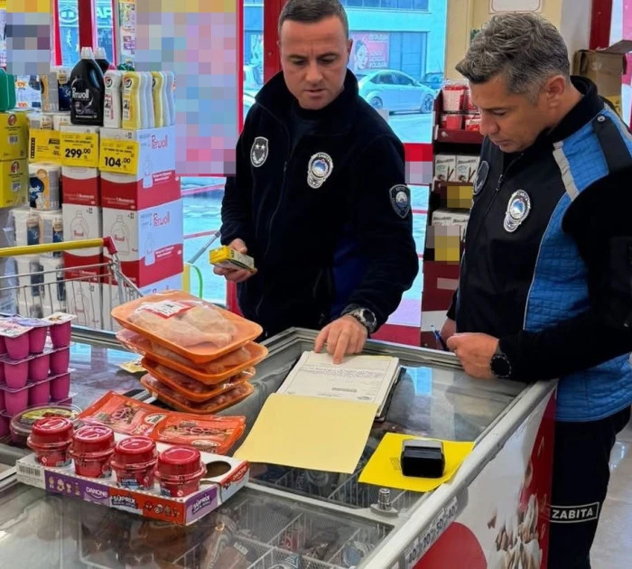 Ezine’de tarihi geçmiş ve etiketsiz ürün satan 2 markete 596 bin TL ceza
