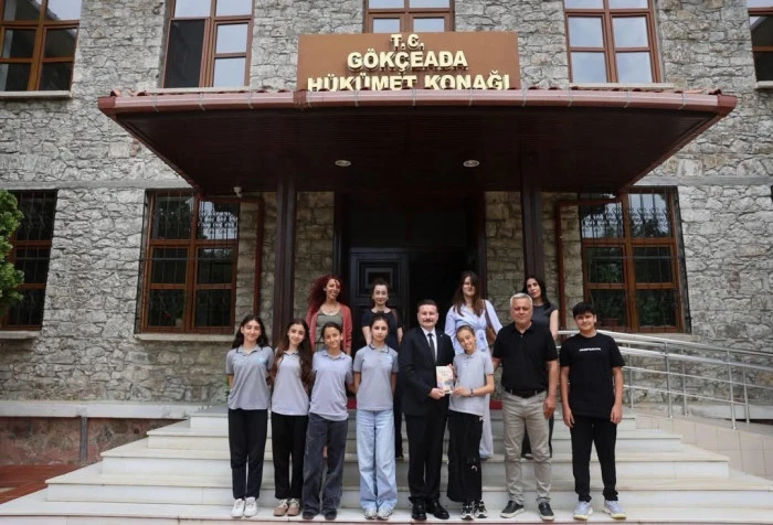 G&ouml;k&ccedil;eada&rsquo;da Minik Kalemlerden B&uuml;y&uuml;k Başarı: 34 &Ouml;ğrencinin Eserleri Kitaplaştı