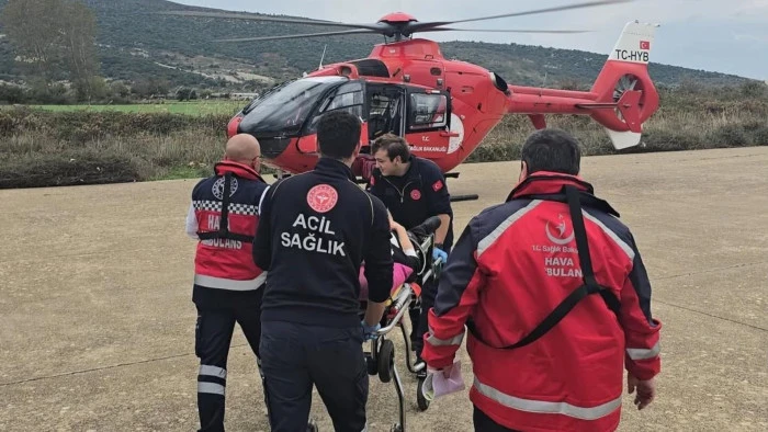 Gökçeada’da rahatsızlanan iki hasta helikopter ambulansla Çanakkale’ye sevk edildi